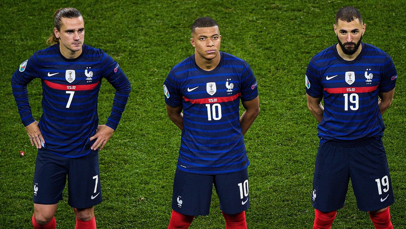 Mbappé, Griezmann and Benzema listening the hymn of France