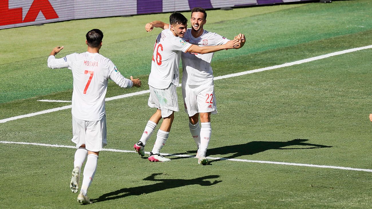 Pedri, Sarabia y Morata celebran un gol de España