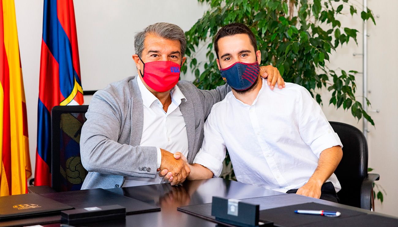 Joan Laporta posa con Jonatan Giráldez, nuevo entrenador del Barça Femení / Foto: Twitter Oficial FCB