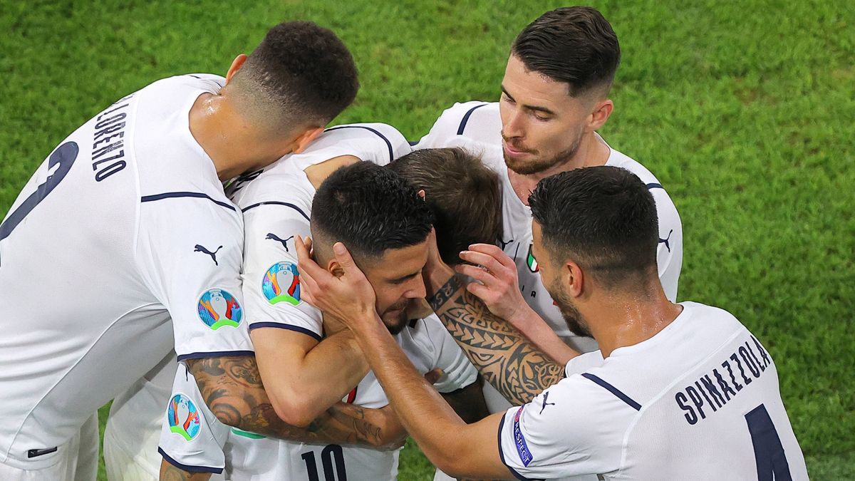 The players of Italy celebrate a goal in the Eurocopa