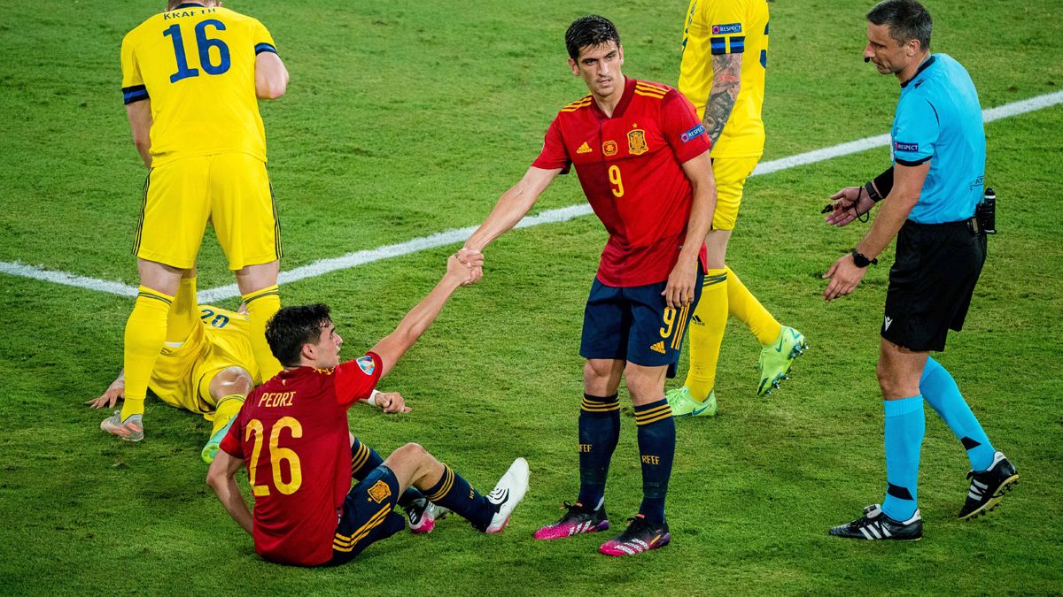 Pedri And Gerard Moreno in a match of Spain in the Eurocopa