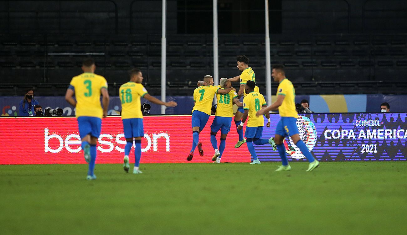 Los jugadores de Brasil celebran un gol