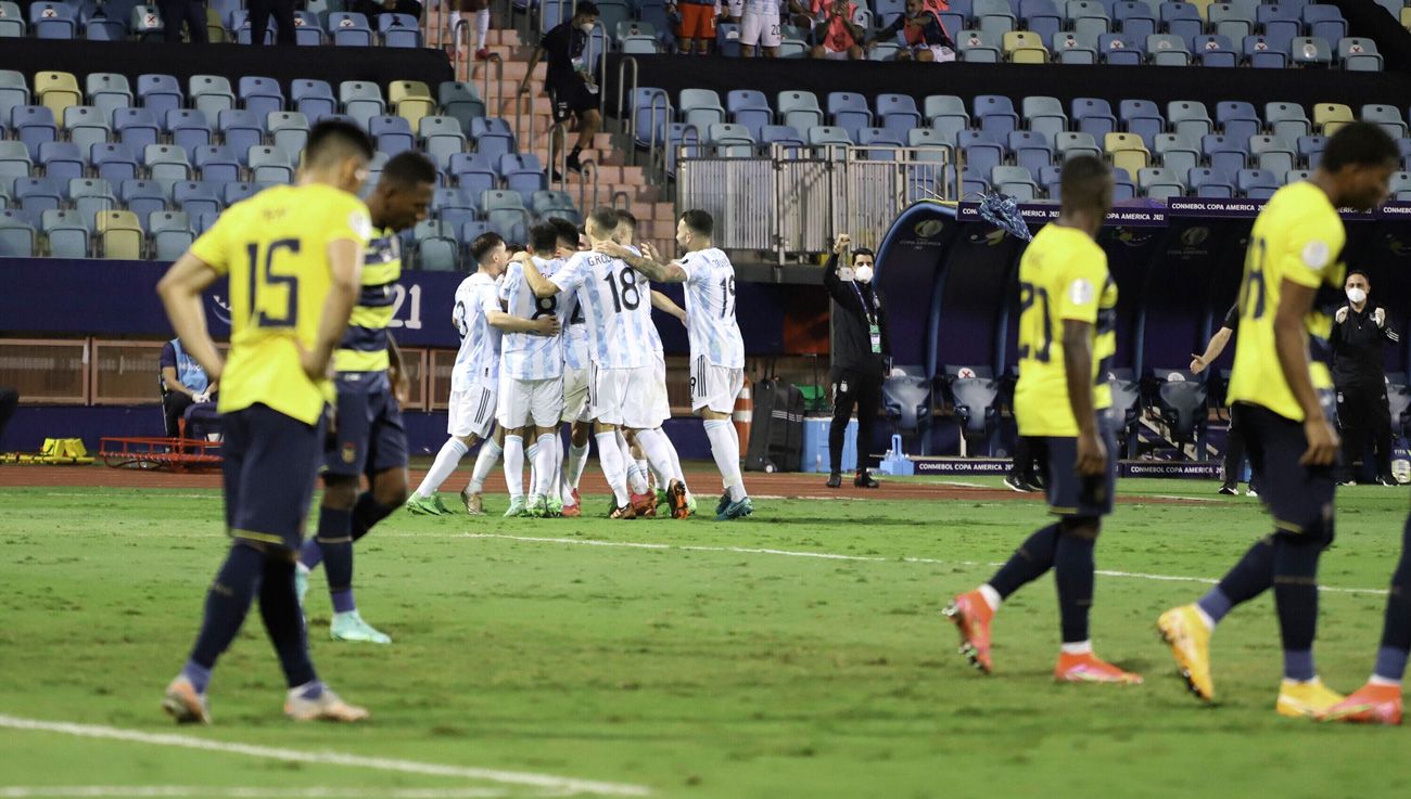 The players of Argentina celebrate the victory