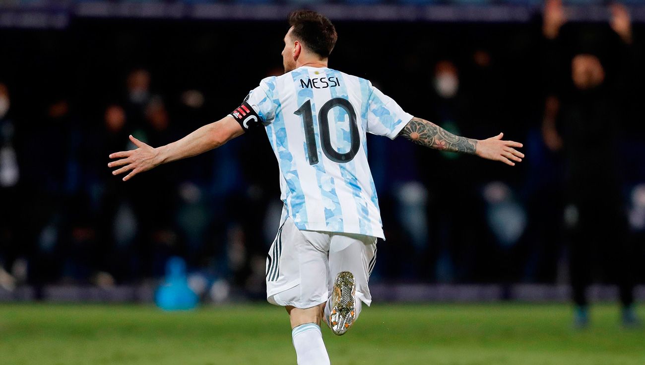 Leo Messi celebra su gol de penalti