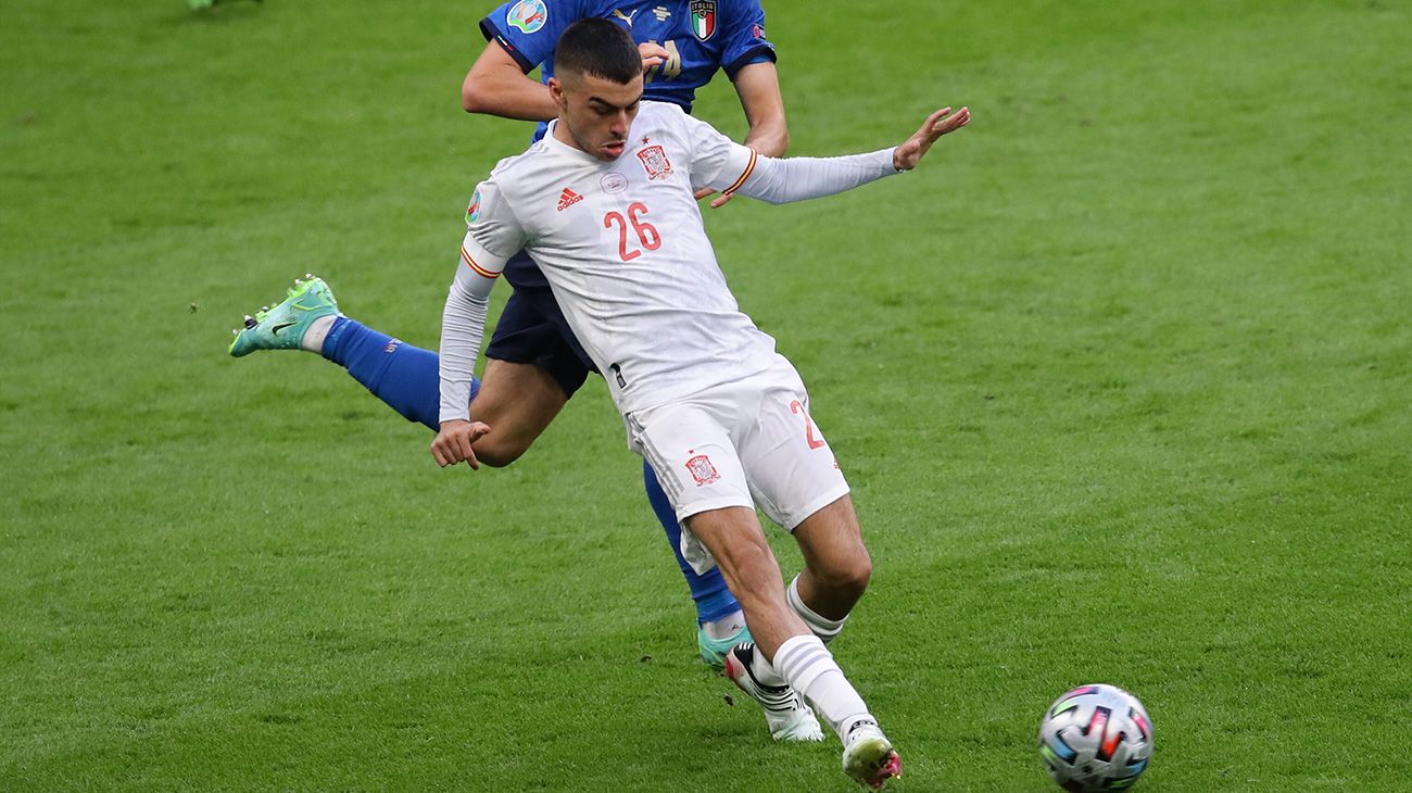 Pedri Giving a pass against Italy