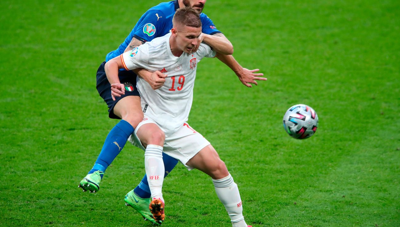 Dani Olmo aguanta la pelota en una jugada con España