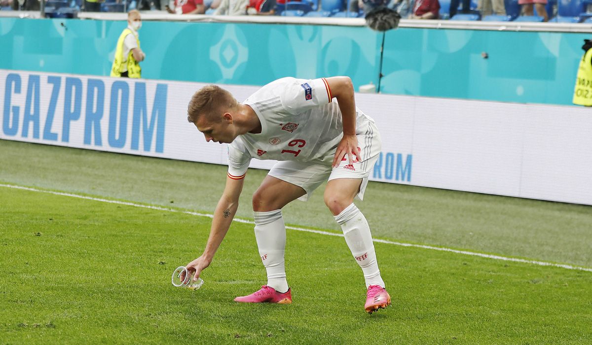 Dani Olmo durante un partido con España