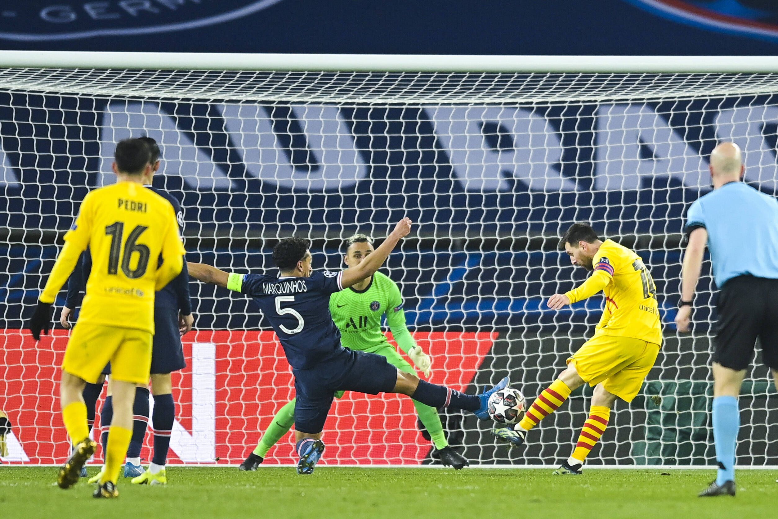 Marquinhos Covers a shot of Messi in the PSG-Barça