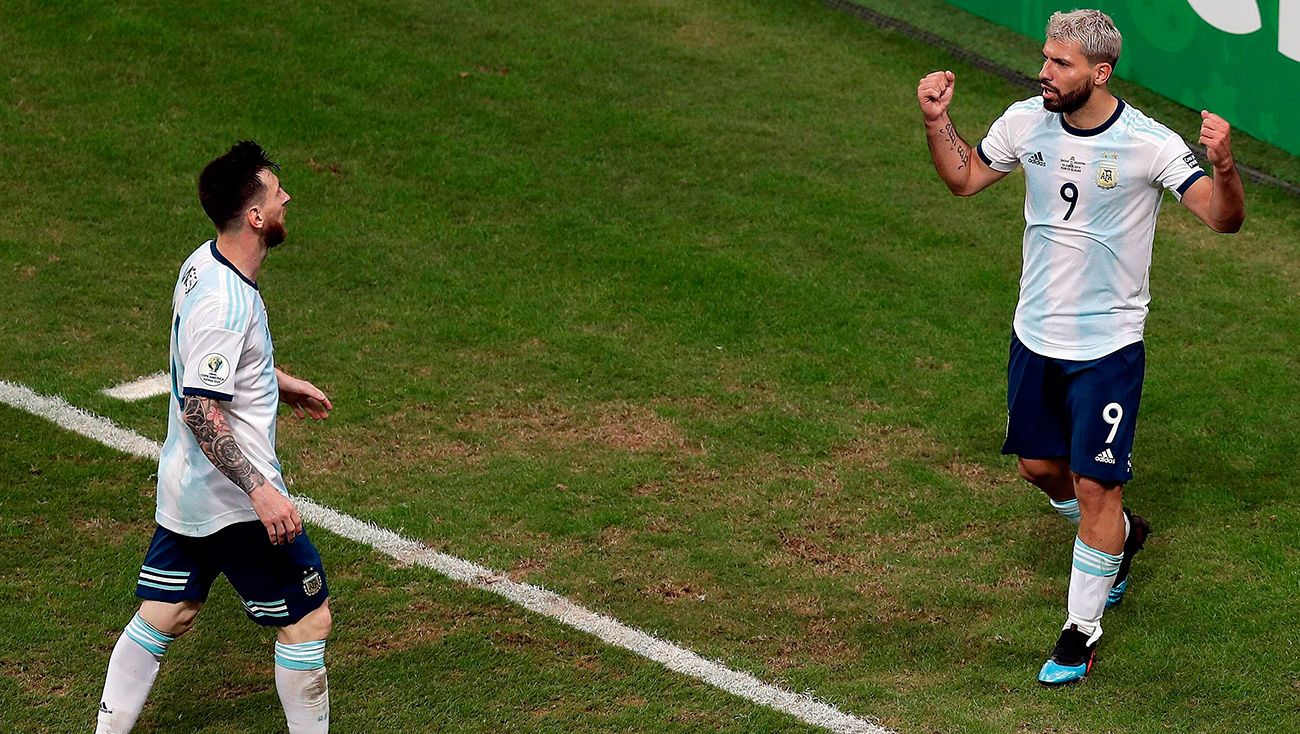 Messi y el Kun celebran un gol con Argentina