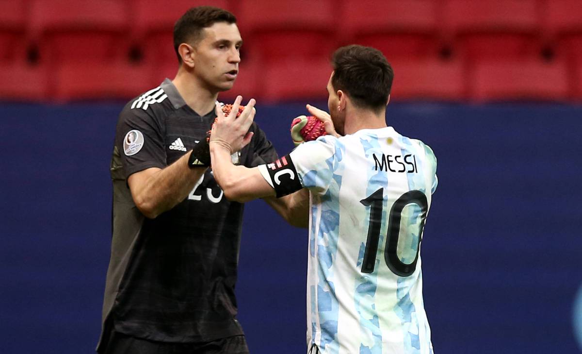 The gesture of Messi with Emiliano Martínez after the pass to the...