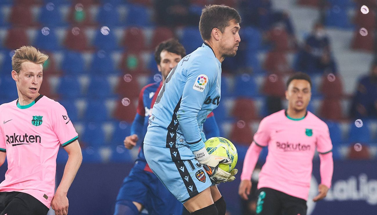 Aitor Fernández para un balón en el Levante-Barça