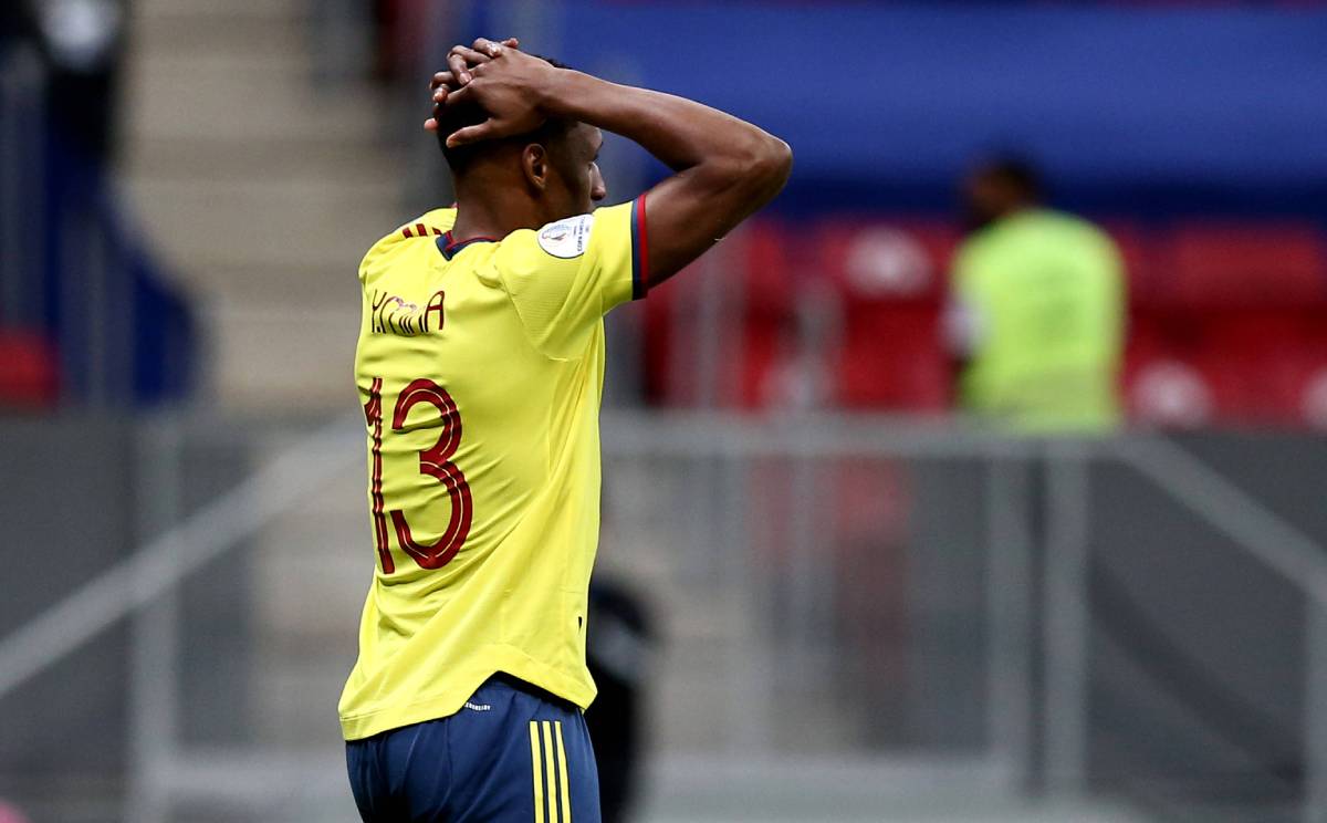 Yerry Mina se lamenta tras fallar el penalti en la definición del Argentina-Colombia
