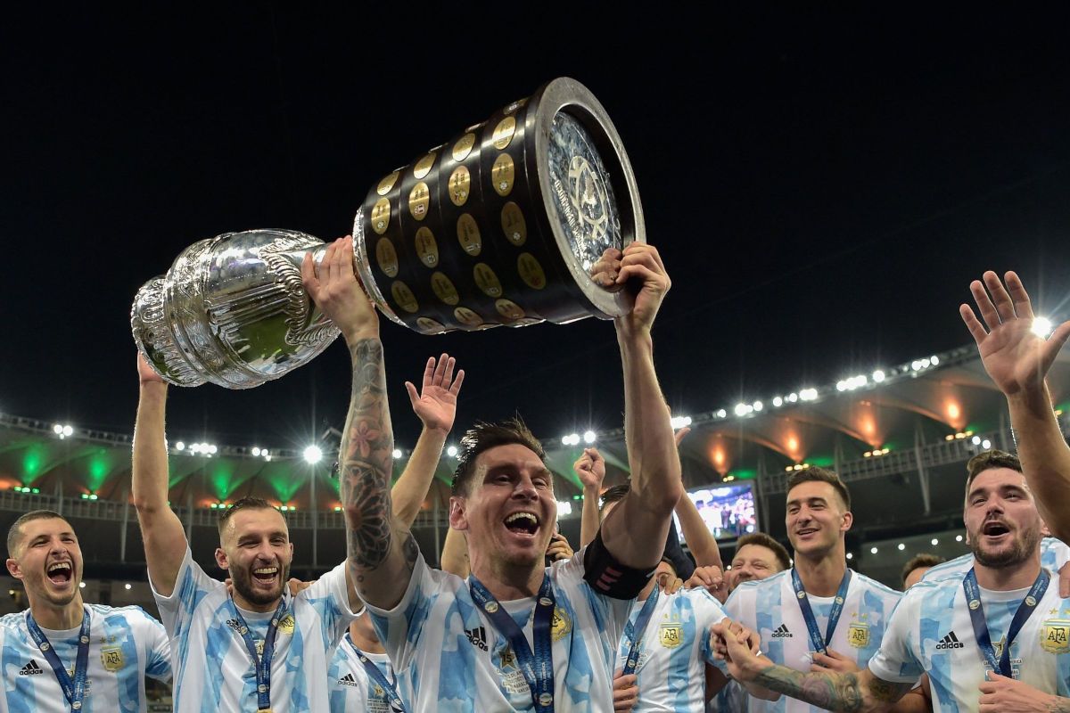 Messi sustaining the trophy of the Glass America