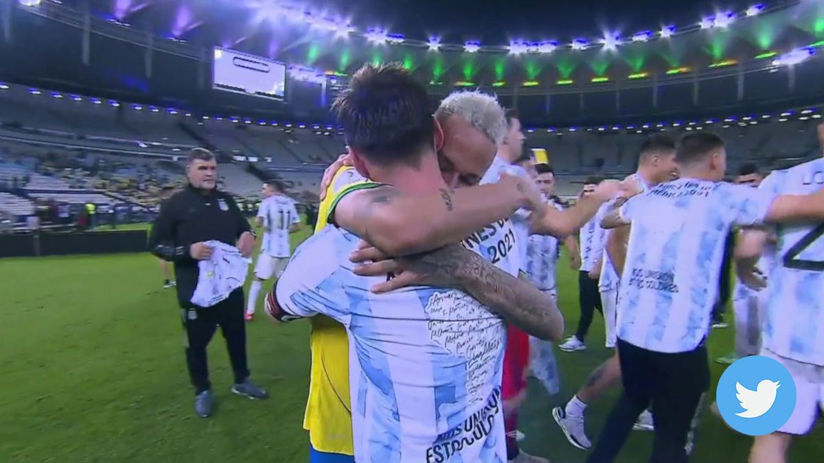 Messi and Neymar embracing when finishing the party of the Glass America / photo: @espnmx