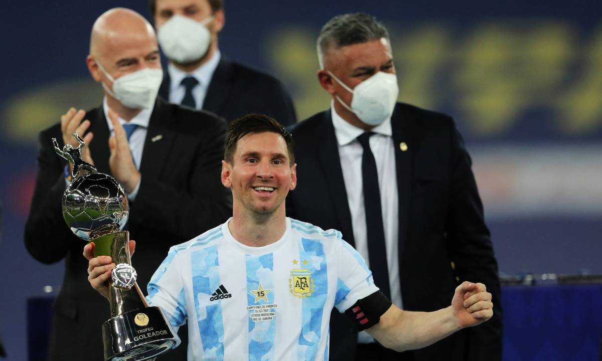 Lionel Messi recibe el premio al máximo anotador de la Copa América