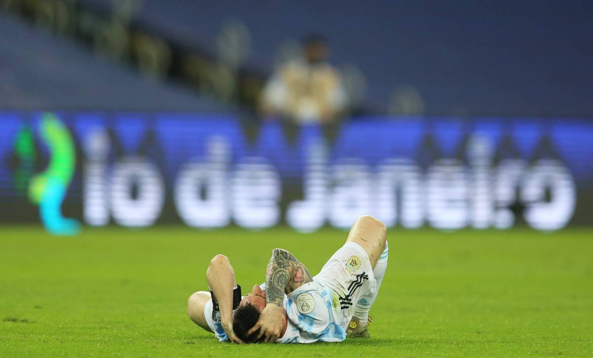 Lionel Messi, con muestras de dolor durante la final de la Copa América