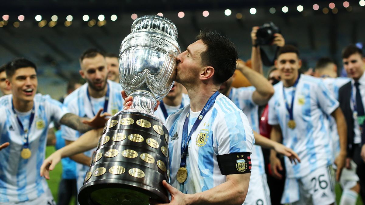 Leo Messi besando el trofeo de la Copa América