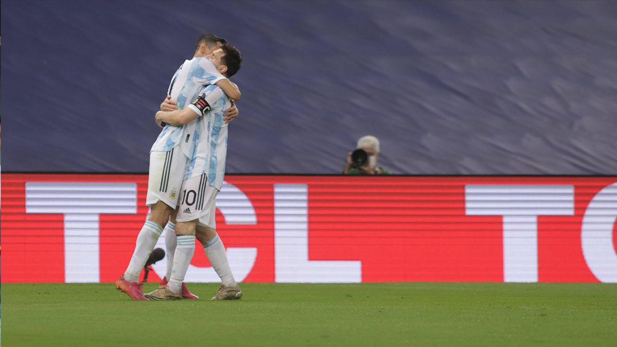 Di María y Leo Messi celebrando un gol