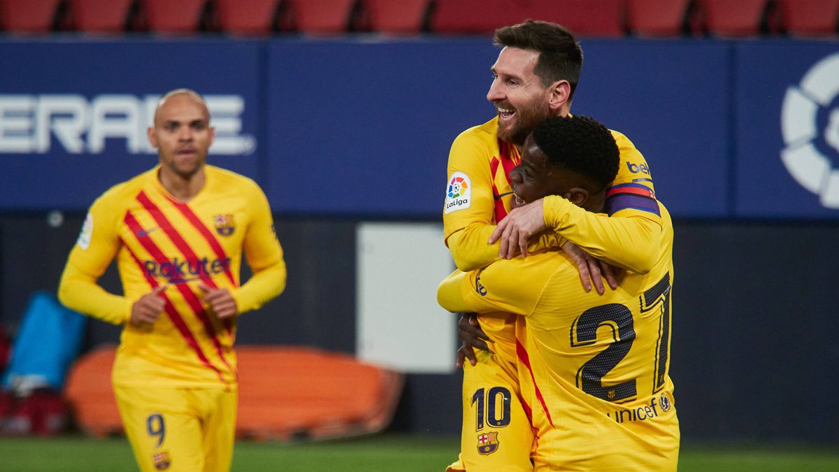 Leo Messi and Ilaix Moriba celebrating a goal