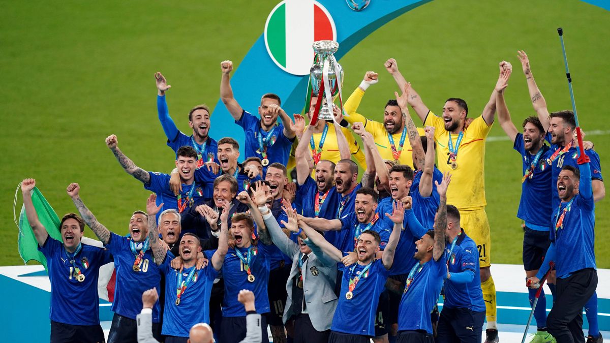 The Italian selection celebrates the title of the Eurocopa