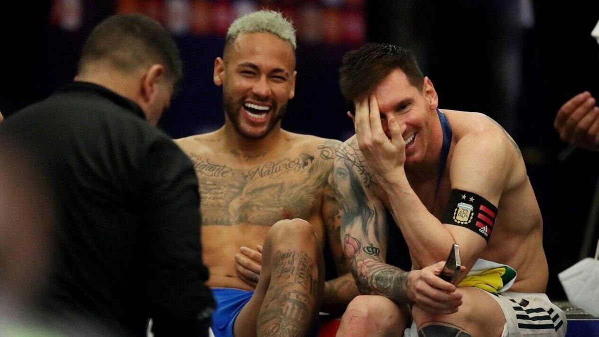 Neymar y Messi, charlando en el vestuario tras la final de la Copa América