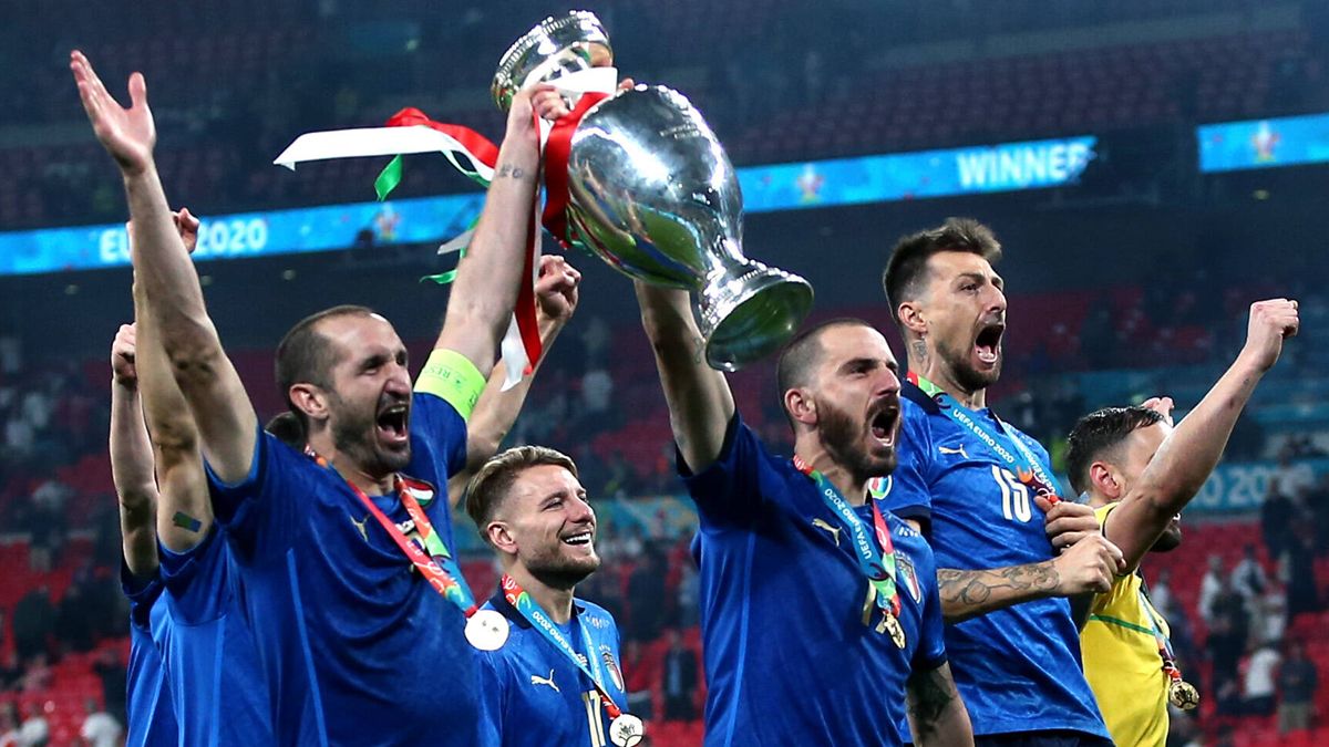 The players 'azzurri' celebrating the title of the Eurocopa