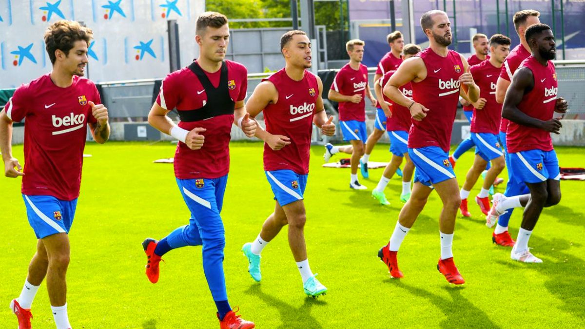 Los jugadores del Barça en el primer entrenamiento de la pretemporada 2021-22 (Imagen: FCBarcelona_es en Twitter)