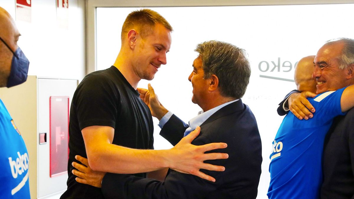 Joan Laporta y Marc-André ter Stegen en la Ciutat Esportiva Joan Gamper (Imagen: @FCBarcelona_es en Twitter)