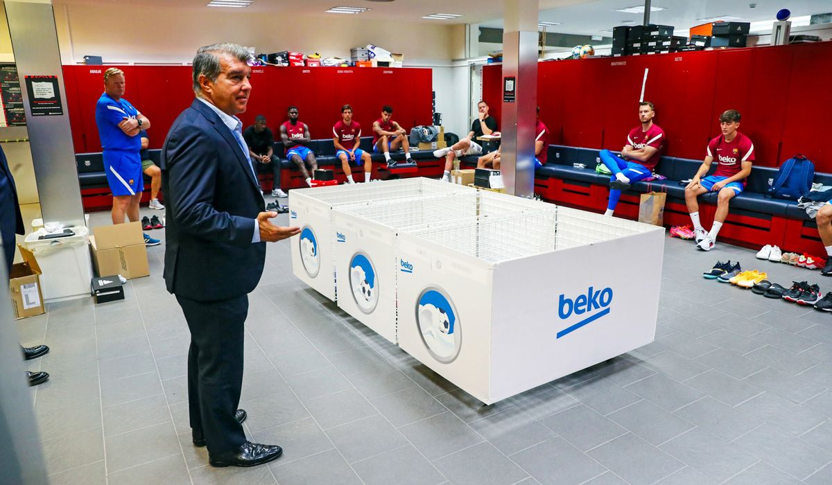 Joan Laporta durante una charla con los jugadores del Barça / Fuente: FCB