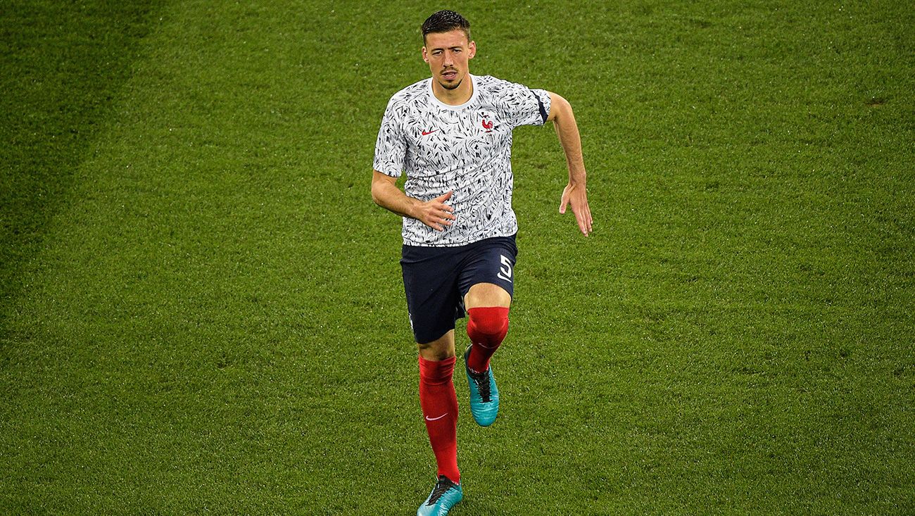 Clément Lenglet en un calentamiento con Francia