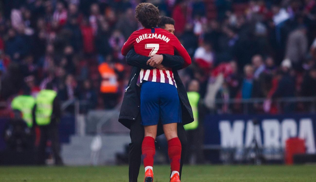 Simeone abraza a Griezmann en el Atlético