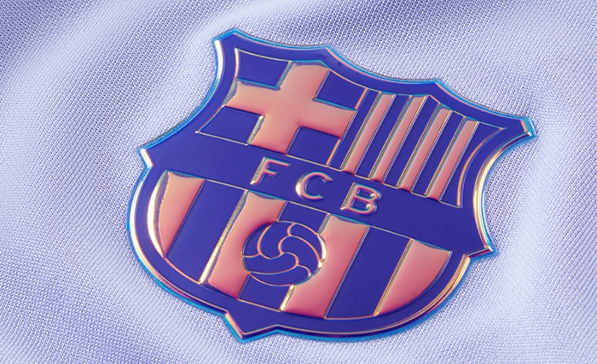 Escudo del Barça en la segunda camiseta de la temporada 2021-22 (FC Barcelona)
