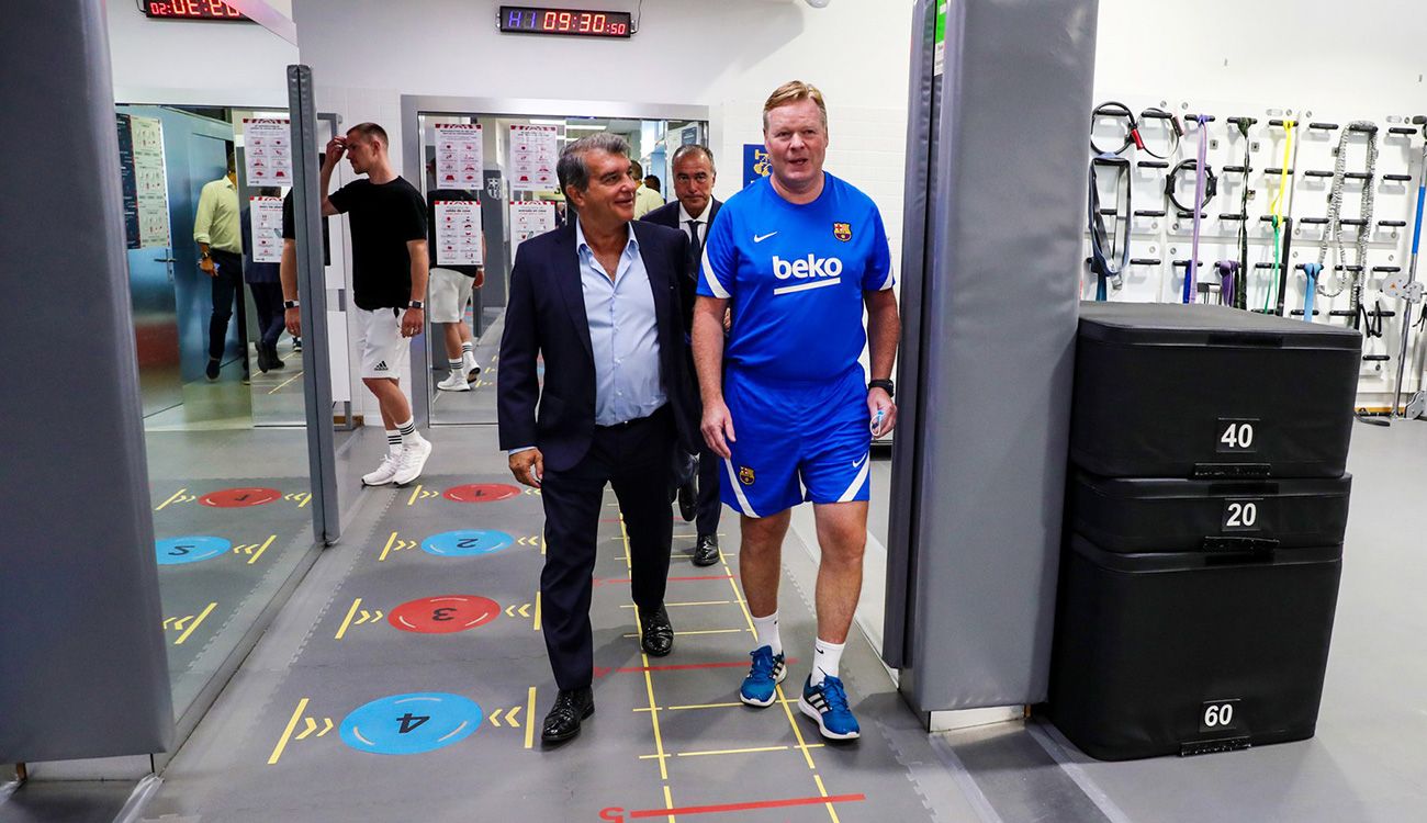 Koeman y Laporta hablan en el inicio de la pretemporada / Imagen: Twitter Oficial FCB