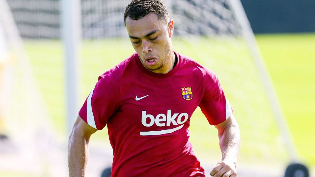 Sergiño Dest During a training (Image: @FCBarcelona_is in Twitter)