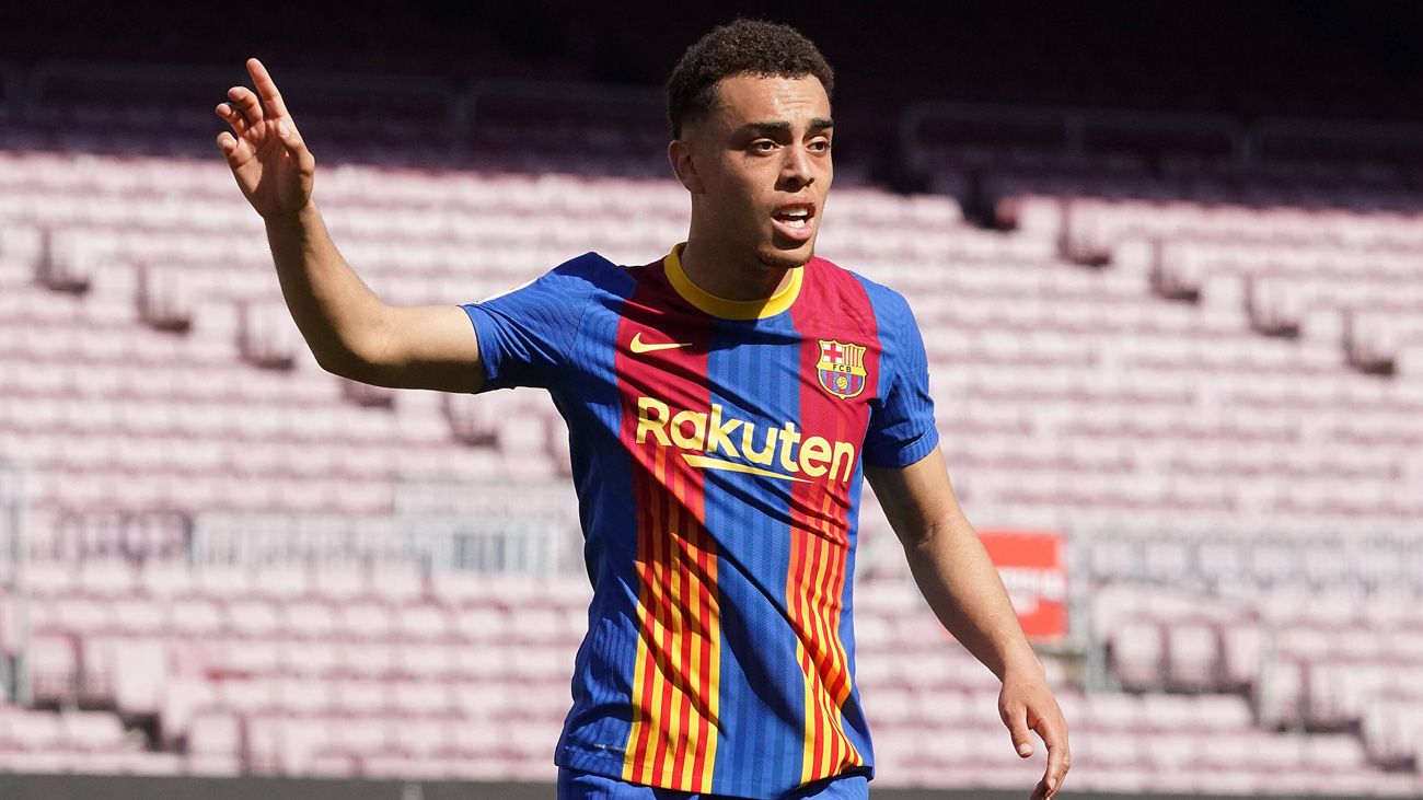 Sergiño Dest en un partido en el Camp Nou