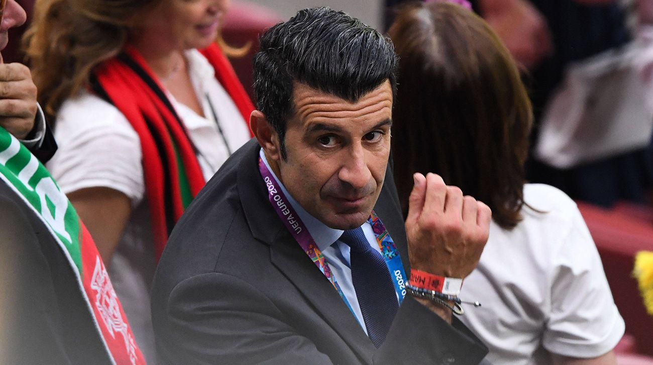 Luis Figo en un estadio de fútbol