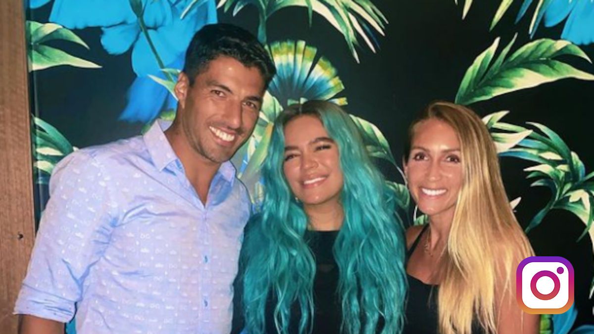 Luis Suárez y Sofia Balbi con la cantante Karol G / foto: @sofibalbi