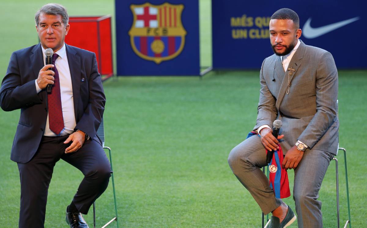 Joan Laporta and Memphis Depay in his presentation with the Barça