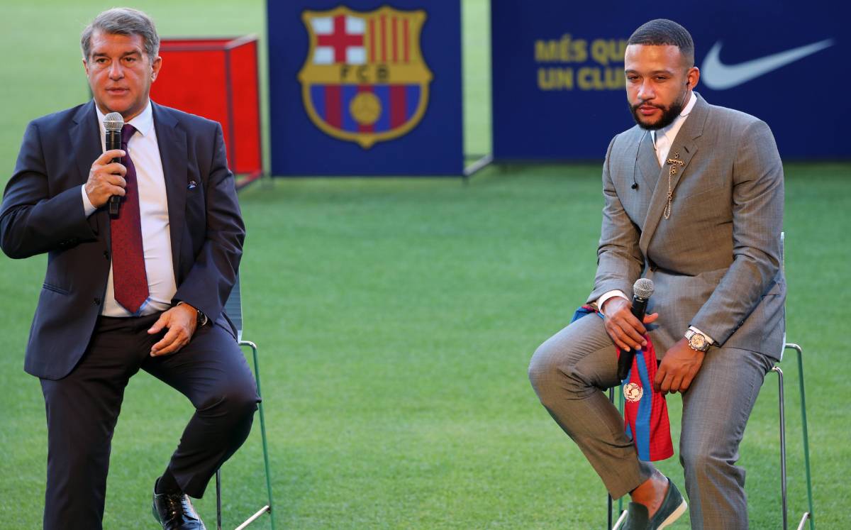 Joan Laporta y Memphis Depay en su presentación con el Barça