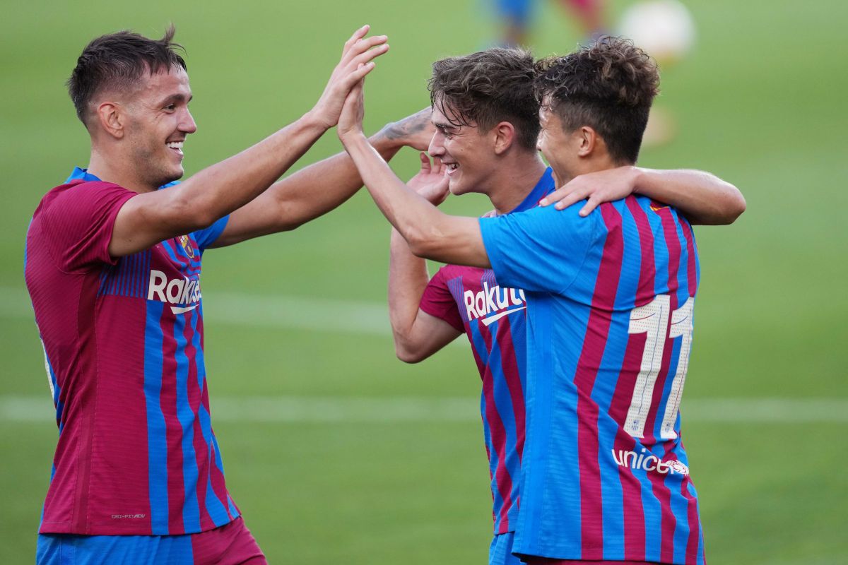 Rey Manaj celebra uno de sus colas ante el Nástic con otros jugadores del Barcelona