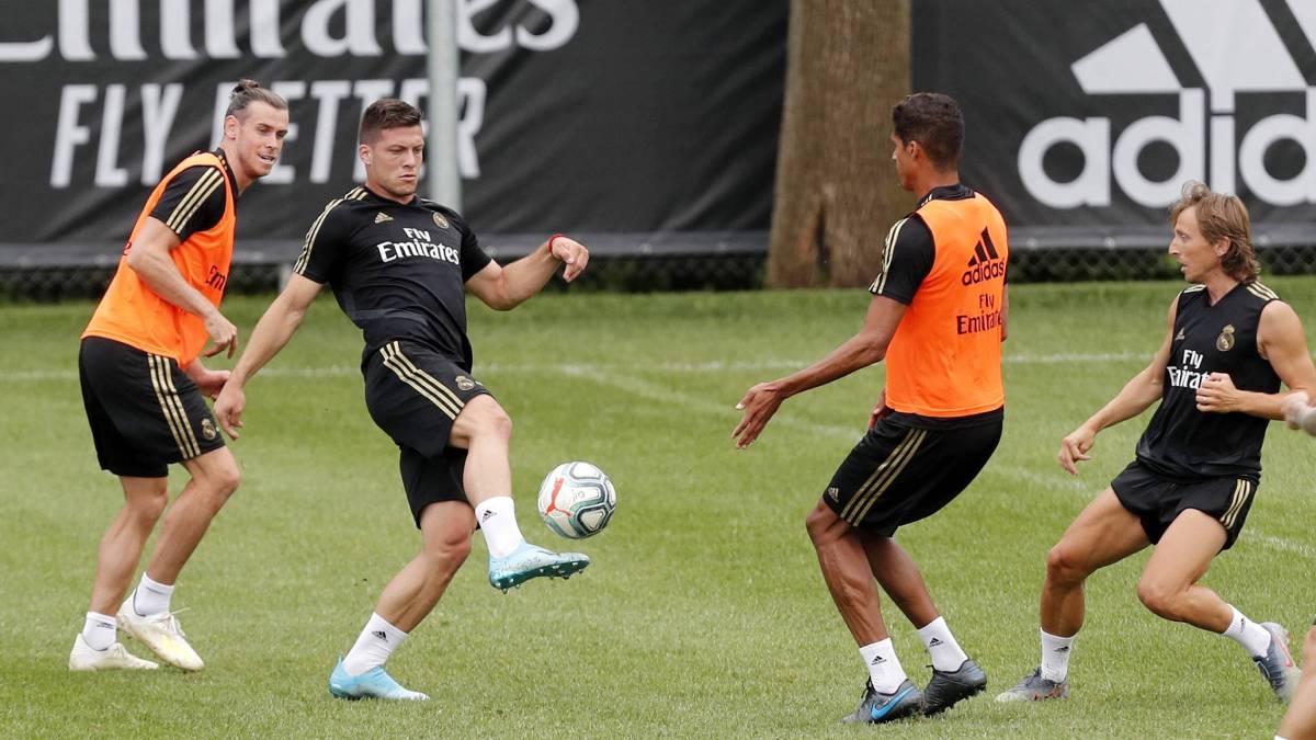 Gareth Bale y Raphael Varane en un entrenamiento con el Real Madrid