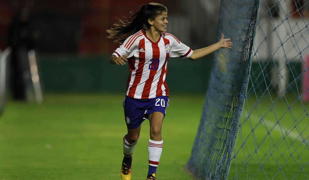 Dahiana Bogarín en un partido con Paraguay
