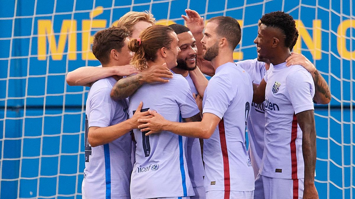 Los jugadores del Barça celebran el primer gol de Depay como culé