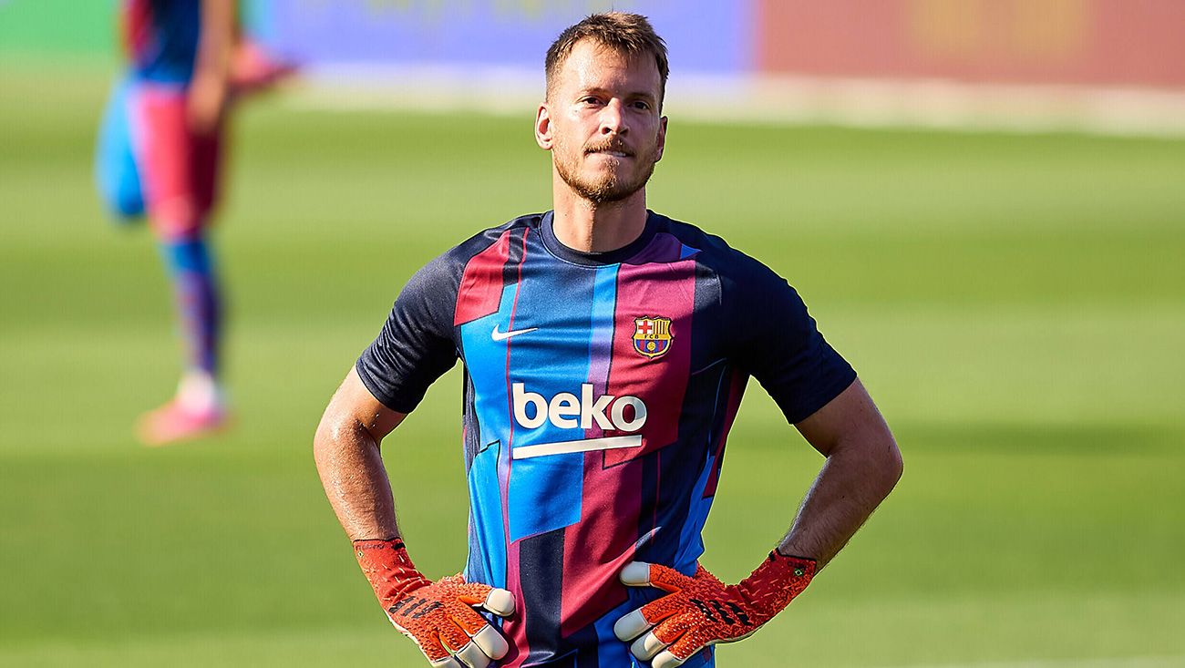 Neto en un calentamiento con el Barça