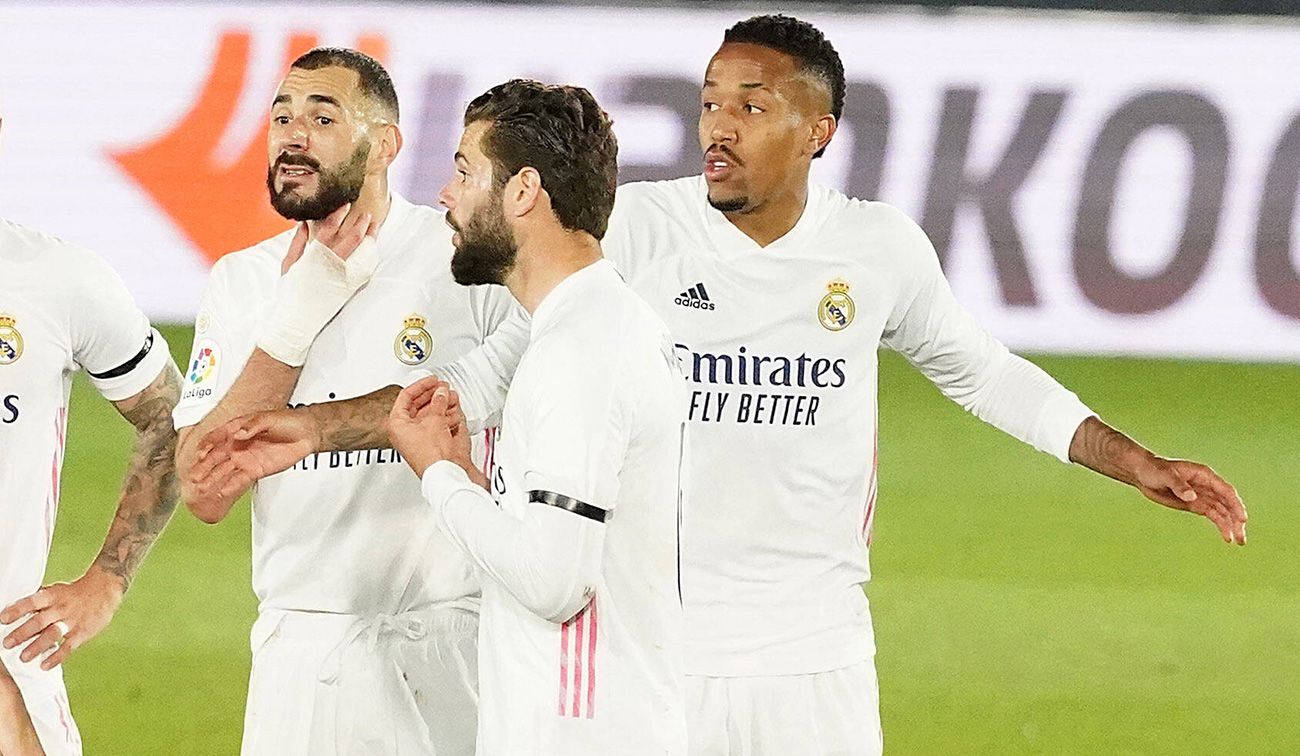 Nacho Fernández, Militao y Benzema protestando