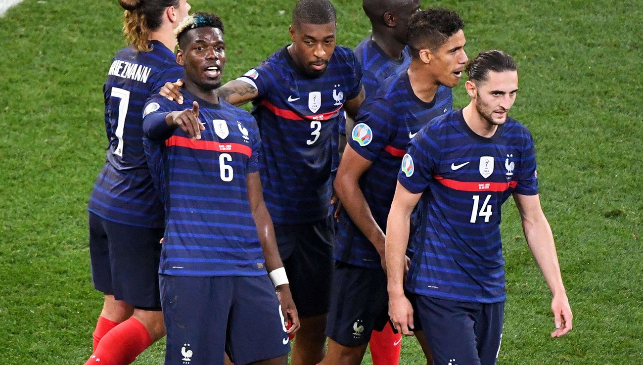 Several players of France celebrate a goal of Pogba