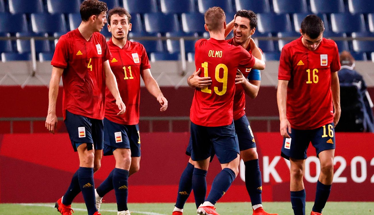 Los jugadores de España celebran el gol de Merino