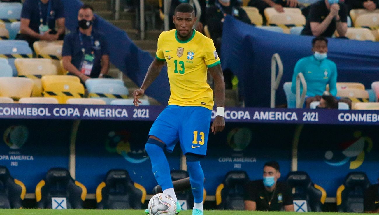 Emerson Royal en un partido con Brasil