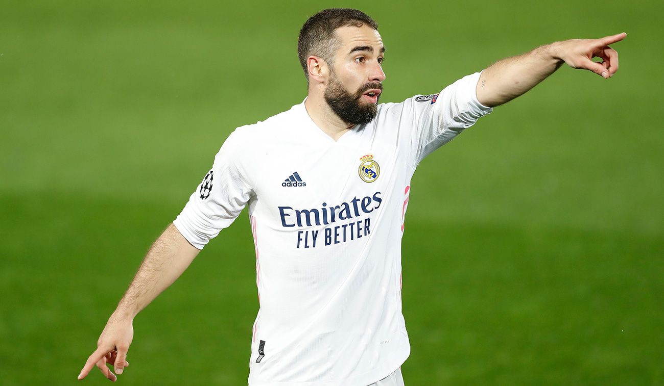 Dani Carvajal da una orden en un partido