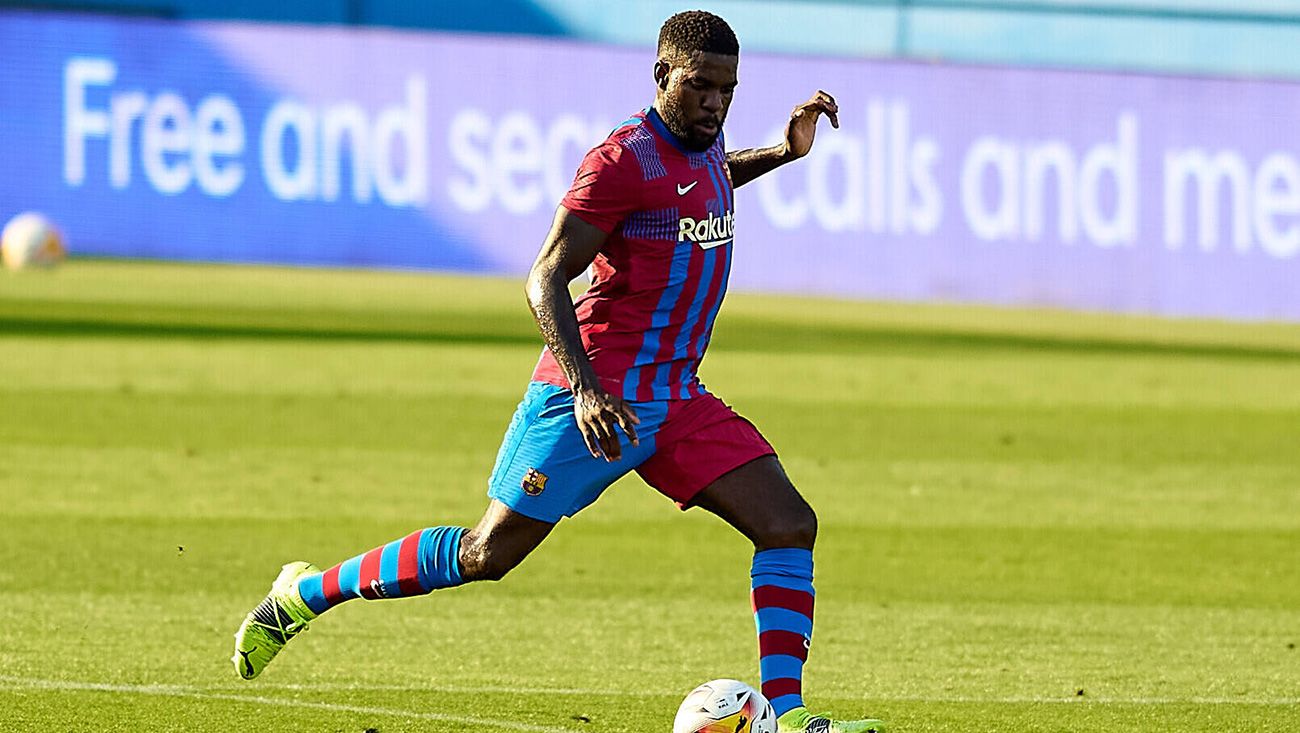 Samuel Umtiti desplaza el balón en largo